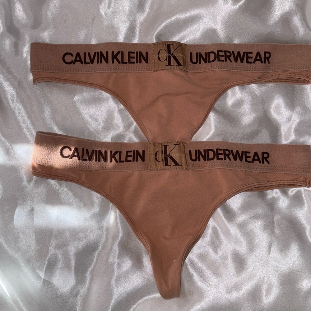 Calvin Klein Women’s Underwear Logo Thong Panties Size Medium Nude Beige 2 pack